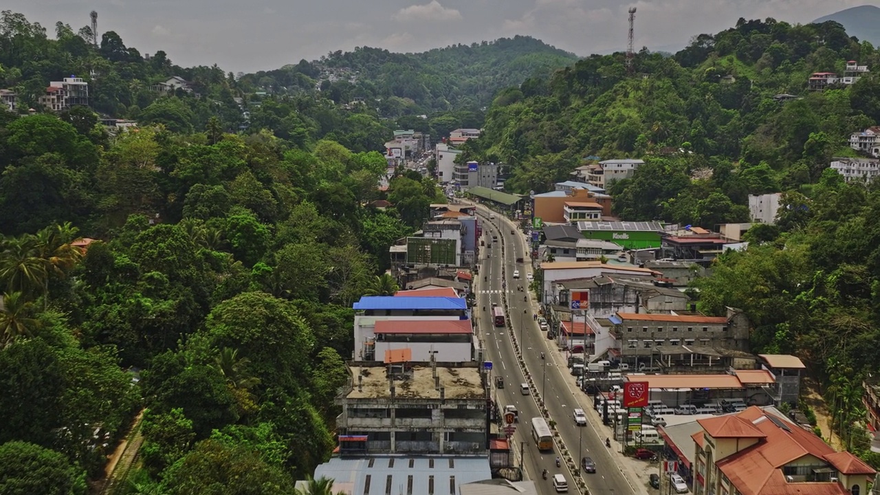 Kandy Sri Lanka空中v5无人机沿着A9 Katugastota公路穿越Wattarantenna郊区拍摄道路交通和Nittawela山坡景观-用Mavic 3 Cine拍摄- 2023年4月视频素材