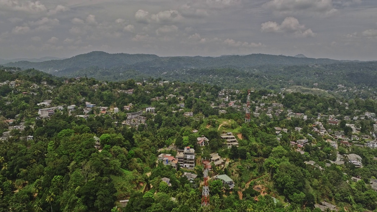 Kandy Sri Lanka空中v1高程无人机飞越A9 Katugastota道路，拍摄Wattarantenna山坡住宅郊区和山区景观，使用Mavic 3 Cine拍摄，2023年4月视频素材