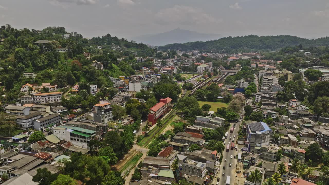 空中v10无人机飞越主要交通枢纽，Deiyannewela火车站，捕捉市中心和山坡城市景观的景色-用Mavic 3 Cine拍摄- 2023年4月视频素材