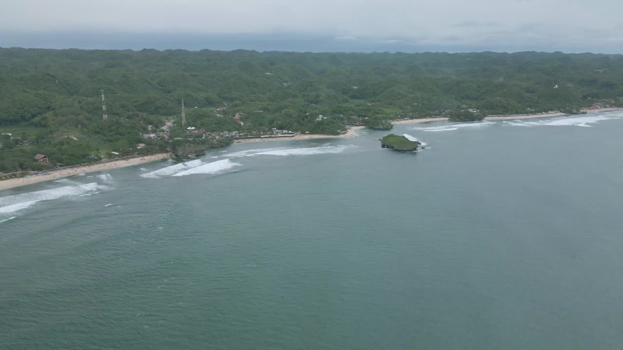 郁郁葱葱的印尼海滩，海浪和一个孤独的小岛，阴天，鸟瞰图视频素材