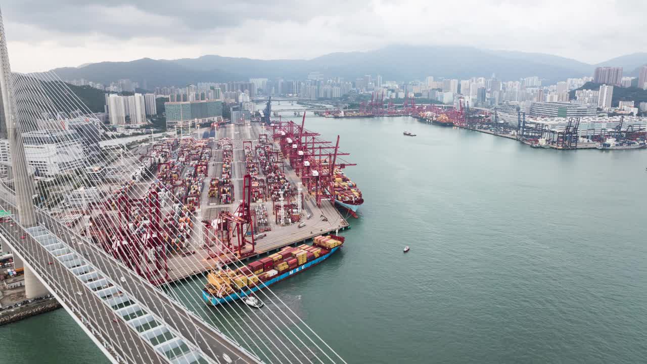 海运集装箱码头，中国香港港口吊车装载货物，工业区汽车交通，无人机超距鸟瞰图。货运业视频下载