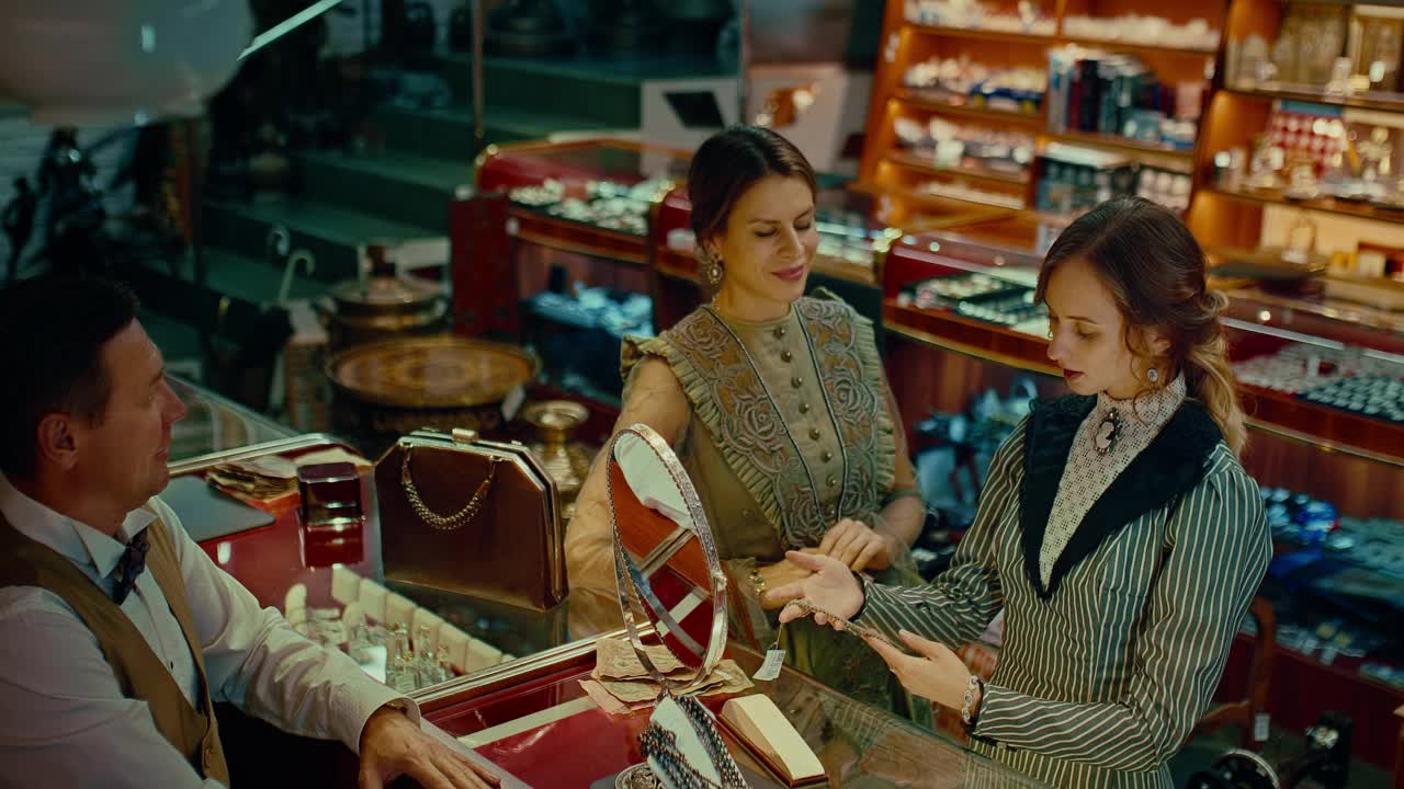 19世纪的美女在珠宝店，选择手镯，4K, Prores视频下载
