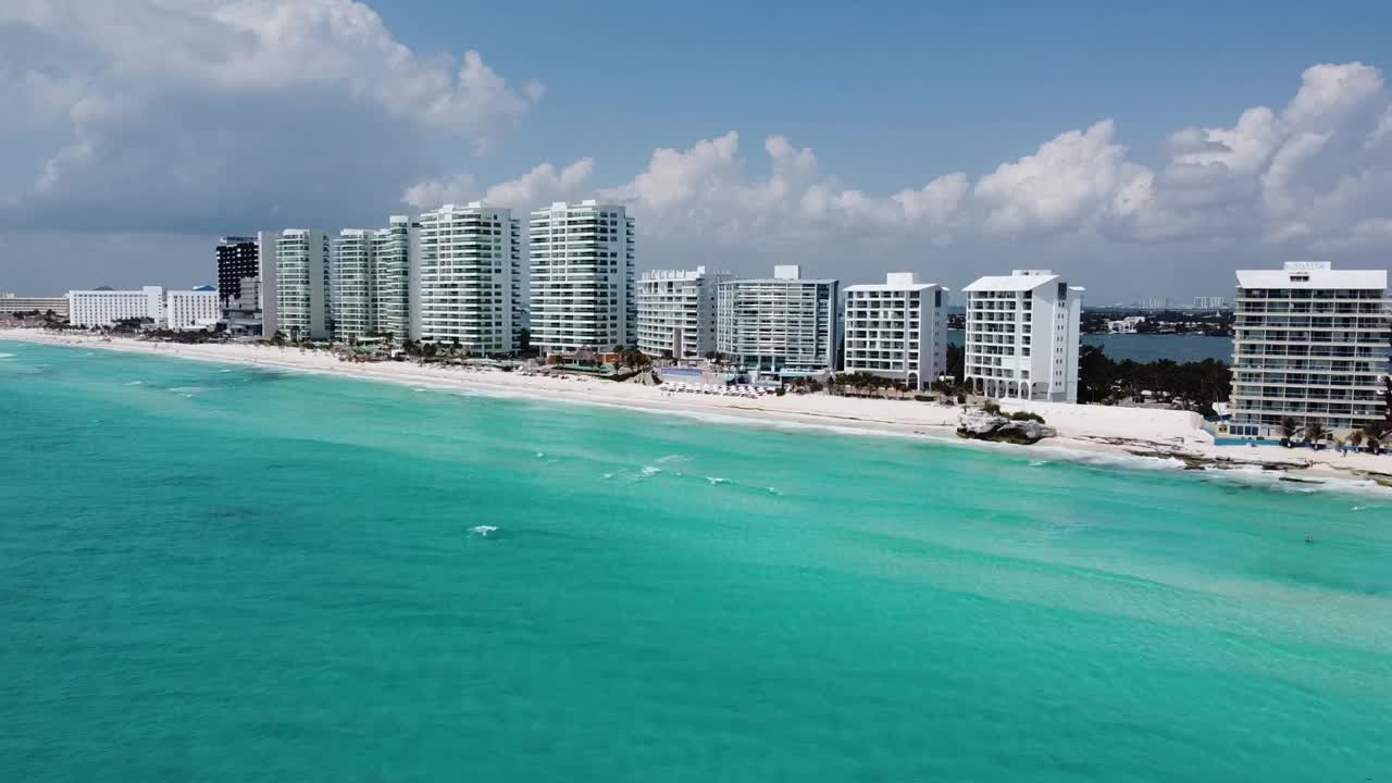 坎昆海岸线上碧绿的海水和白色的建筑，鸟瞰图视频素材