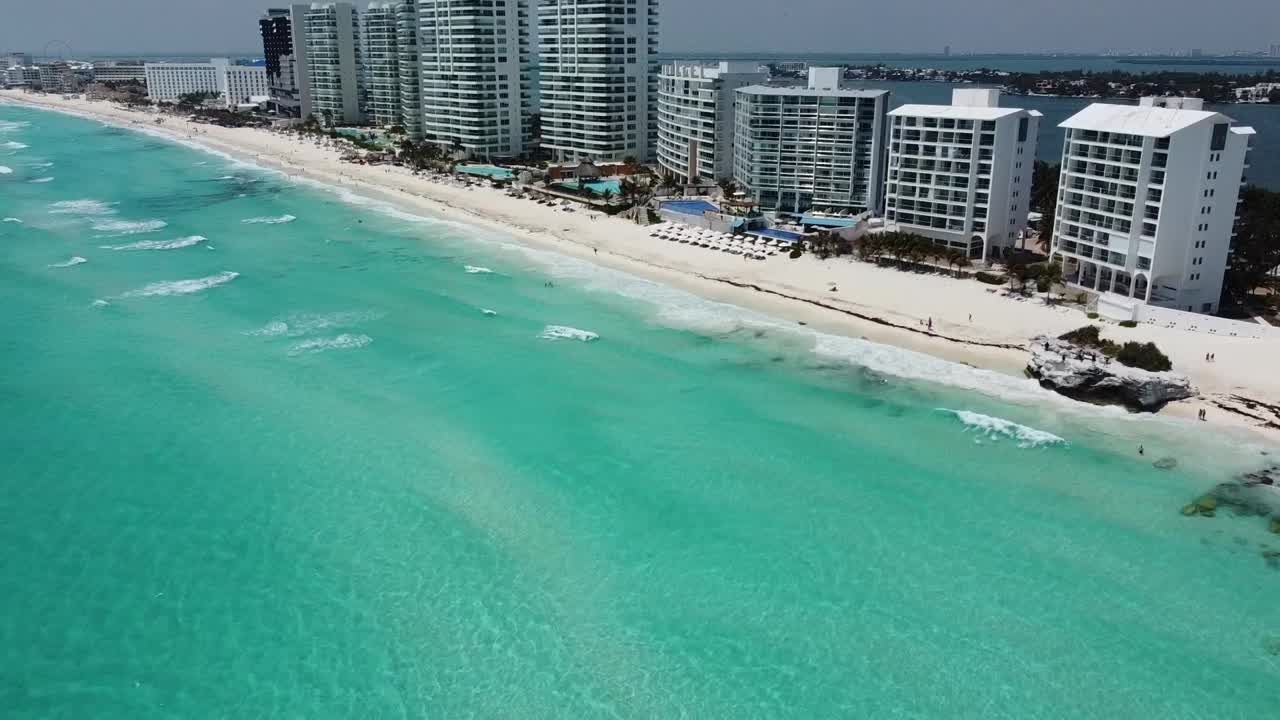 坎昆海滨碧绿的海水和白色的建筑，明亮的白天，鸟瞰图视频素材