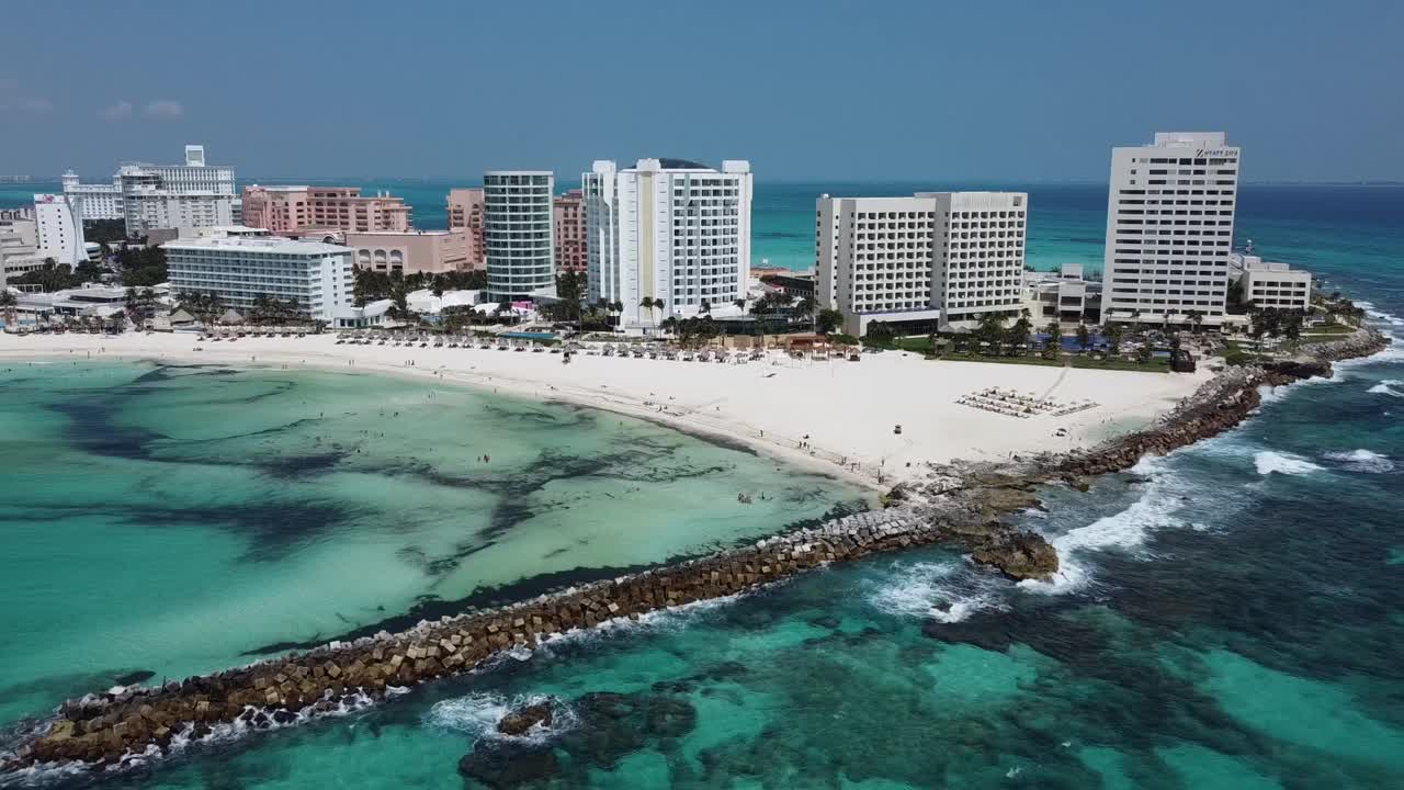 坎昆海滩清澈碧绿的海水和繁华的酒店区，鸟瞰图视频素材