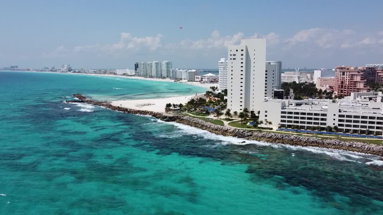 坎昆海岸线绿松石般的海水和海滨酒店，阳光明媚的日子，鸟瞰图视频素材