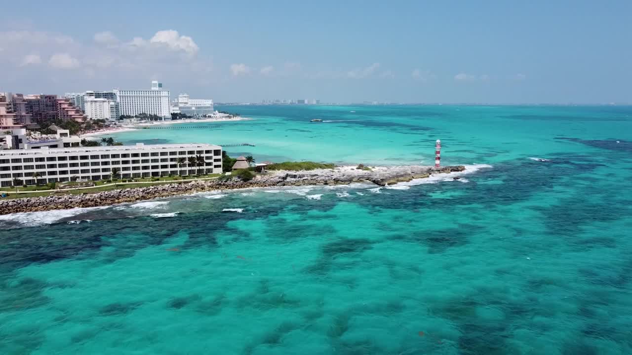 坎昆海岸线上碧绿的海水和灯塔，鸟瞰图视频素材