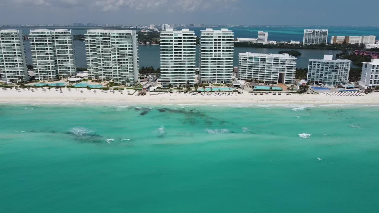 坎昆碧绿的海水和海滨度假胜地，阳光明媚的日子，鸟瞰图视频素材