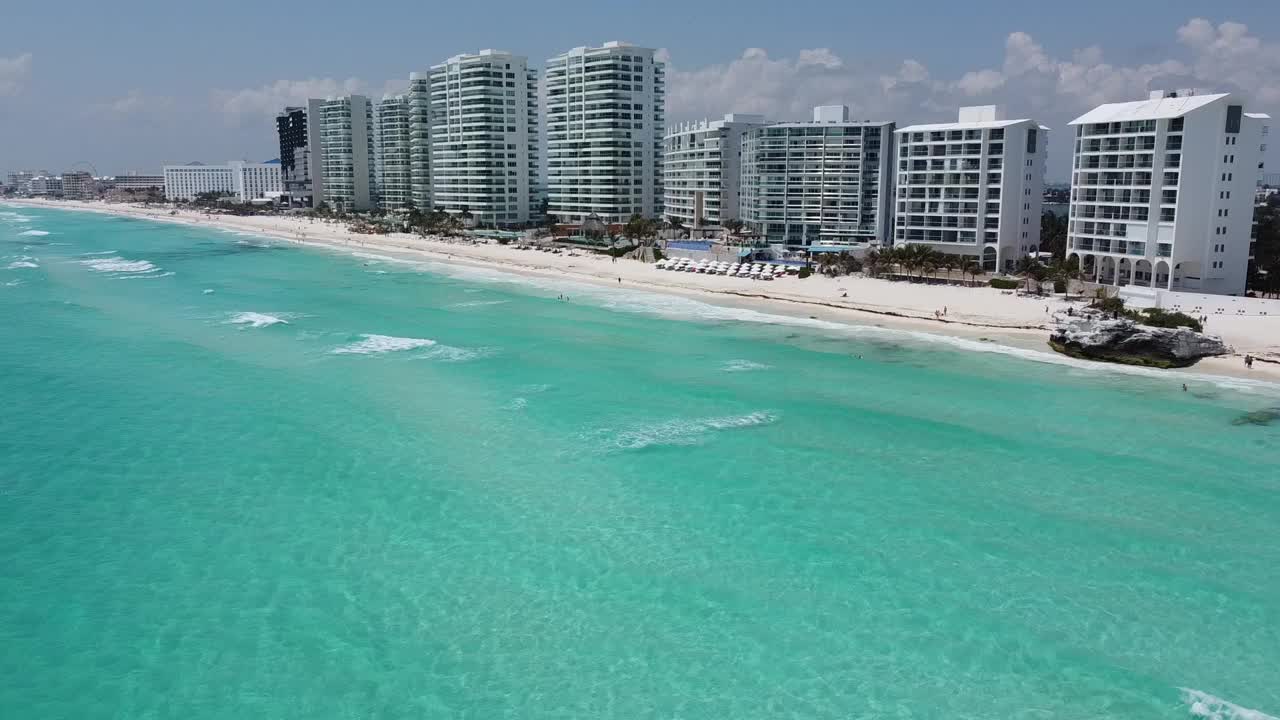 坎昆海岸线绿松石般的海水和海滨酒店，鸟瞰图视频素材