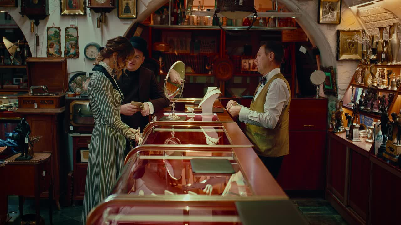 男女在古董店购物，19世纪的历史，4K, Prores视频下载
