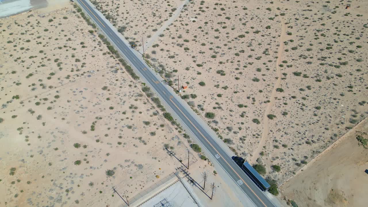 道路之间的荒芜景观在卢塞恩山谷，加州-空中无人机拍摄视频素材