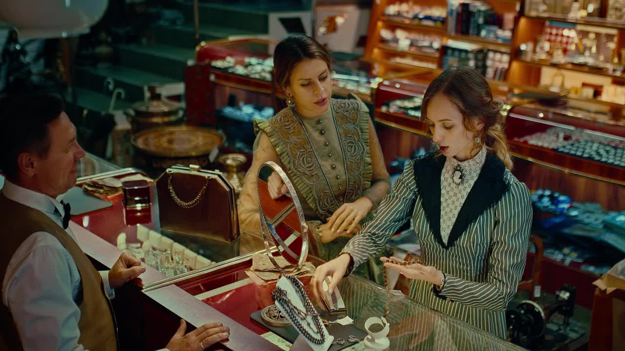 美女朋友们在19世纪的珠宝店购物，4K，普罗斯视频下载