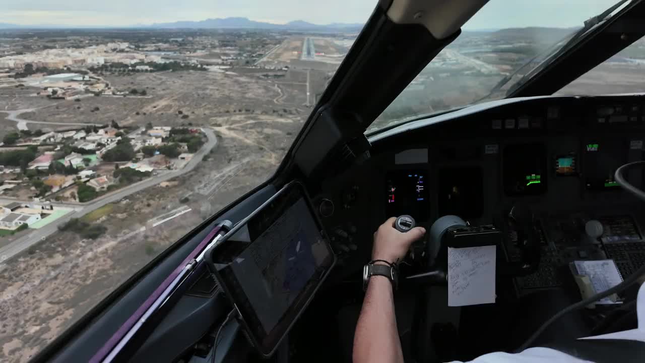 飞行员POV (FPV)实时进近降落在跑道上。身临其境的驾驶舱内视图。机长驾驶飞机。4 k 60 fps。视频素材