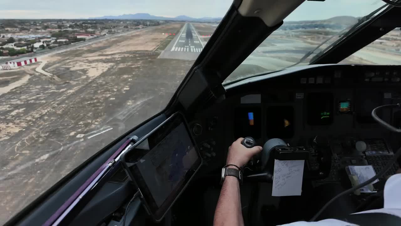 在沙漠地形中，飞行员FPV (POV)在跑道上的实时降落。船长沉浸式视图。4 k 60 fps。视频素材