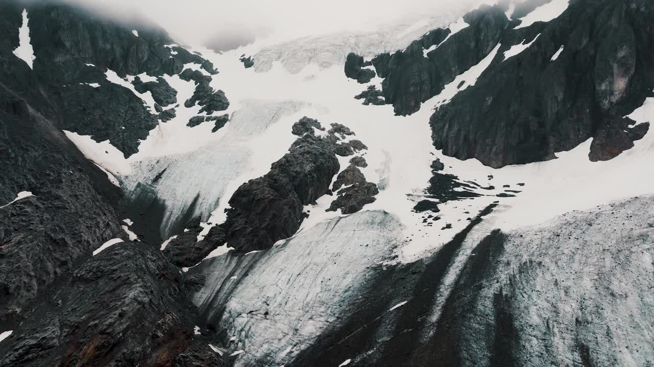 阿根廷火地岛乌斯怀亚省文奇格拉冰川的雪山。无人机航拍视频素材