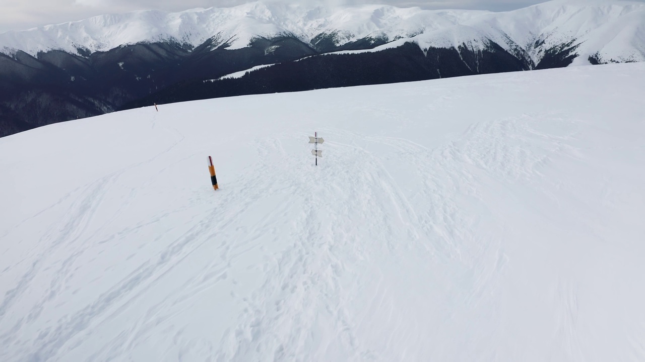 白天，罗马尼亚被白雪覆盖的埃泽鲁尔海和巴特拉纳山峰视频素材