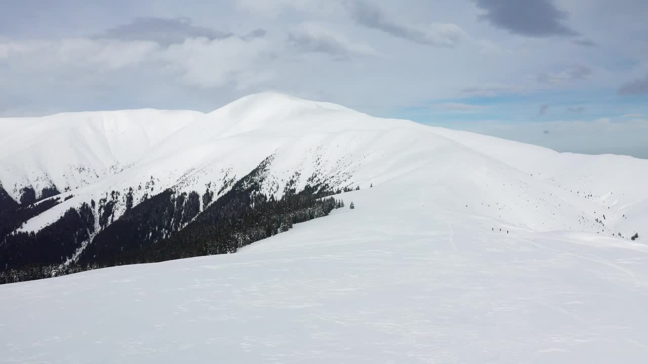 在多云的天空下，伊泽-帕普萨山脉的帕普萨峰的广阔雪景视频素材