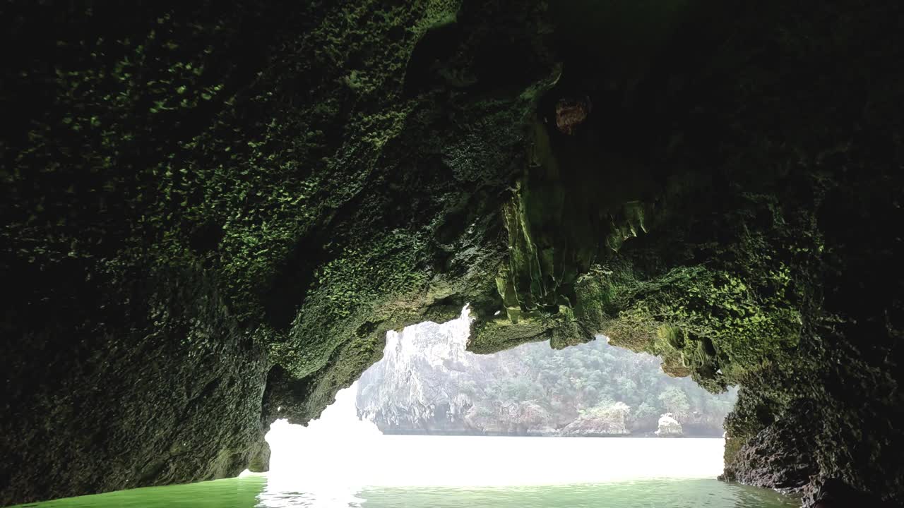 乘船游览风景秀丽的洞穴视频素材