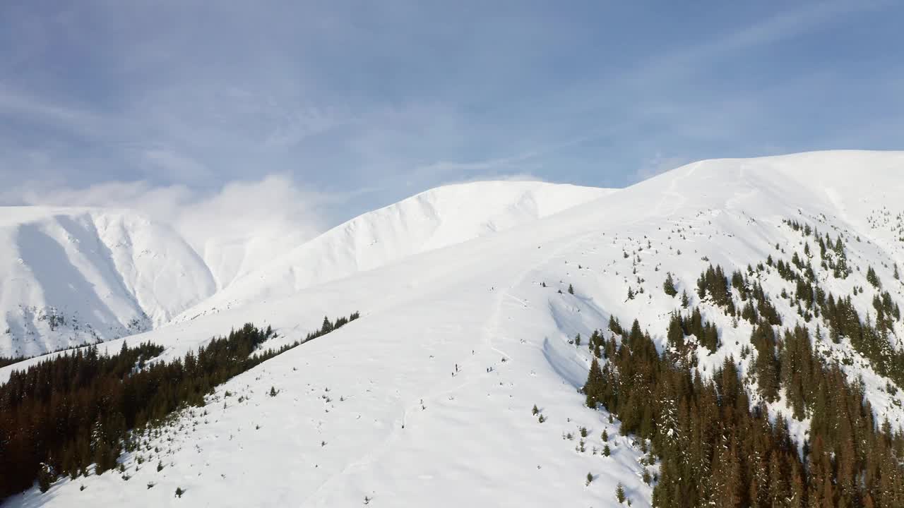 白雪覆盖的帕普萨峰位于罗马尼亚阿尔热斯的伊泽-帕普萨山脉，有宁静的松林视频素材