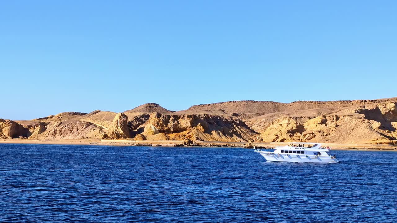 游艇旅游船航行红海天堂海滩橙湾埃及视频素材