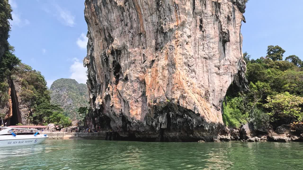 风景秀丽的石灰岩悬崖和划船活动视频素材