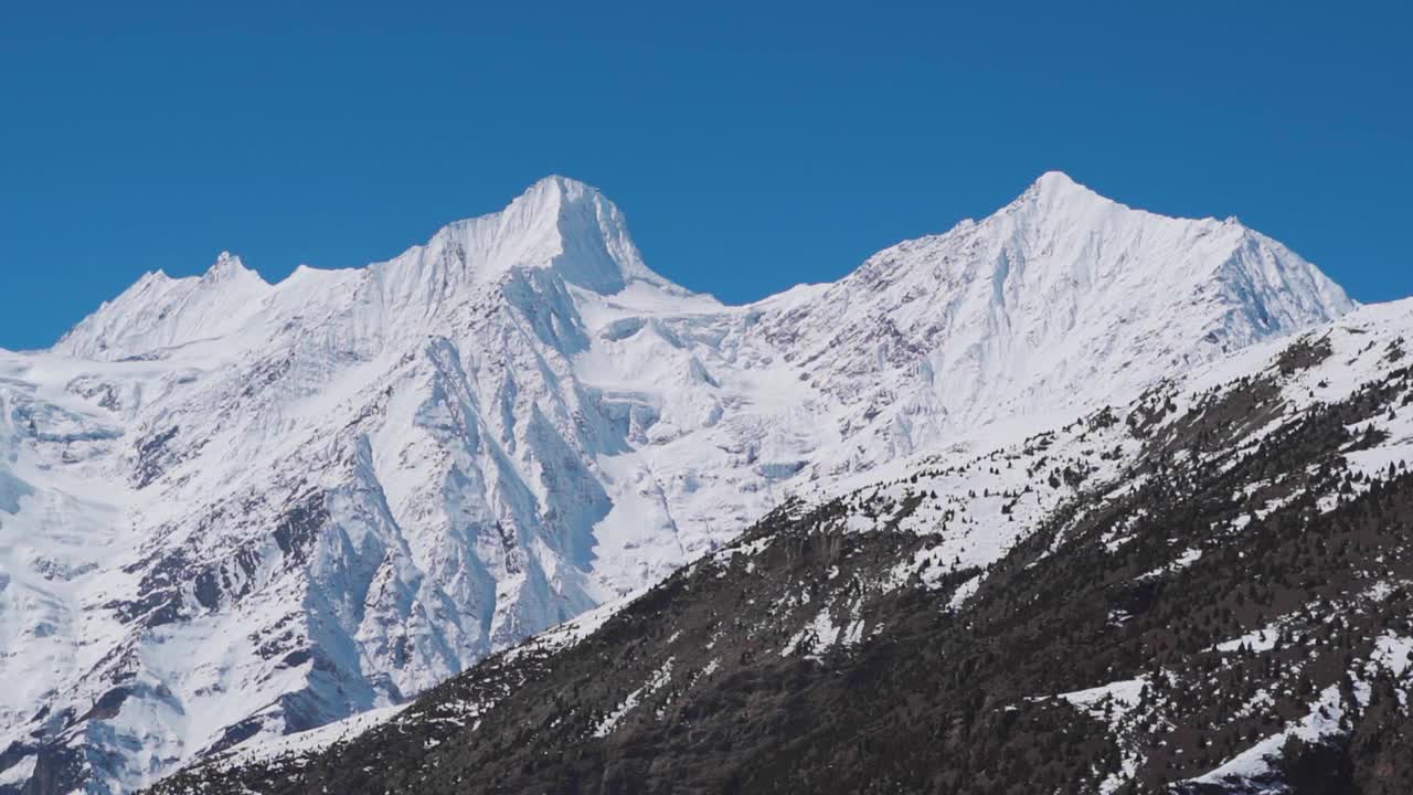 从印度喜马偕尔邦拉胡尔山谷的基隆拍摄的冬季白雪覆盖的喜马拉雅山峰景观。冬季的雪山高峰。视频素材