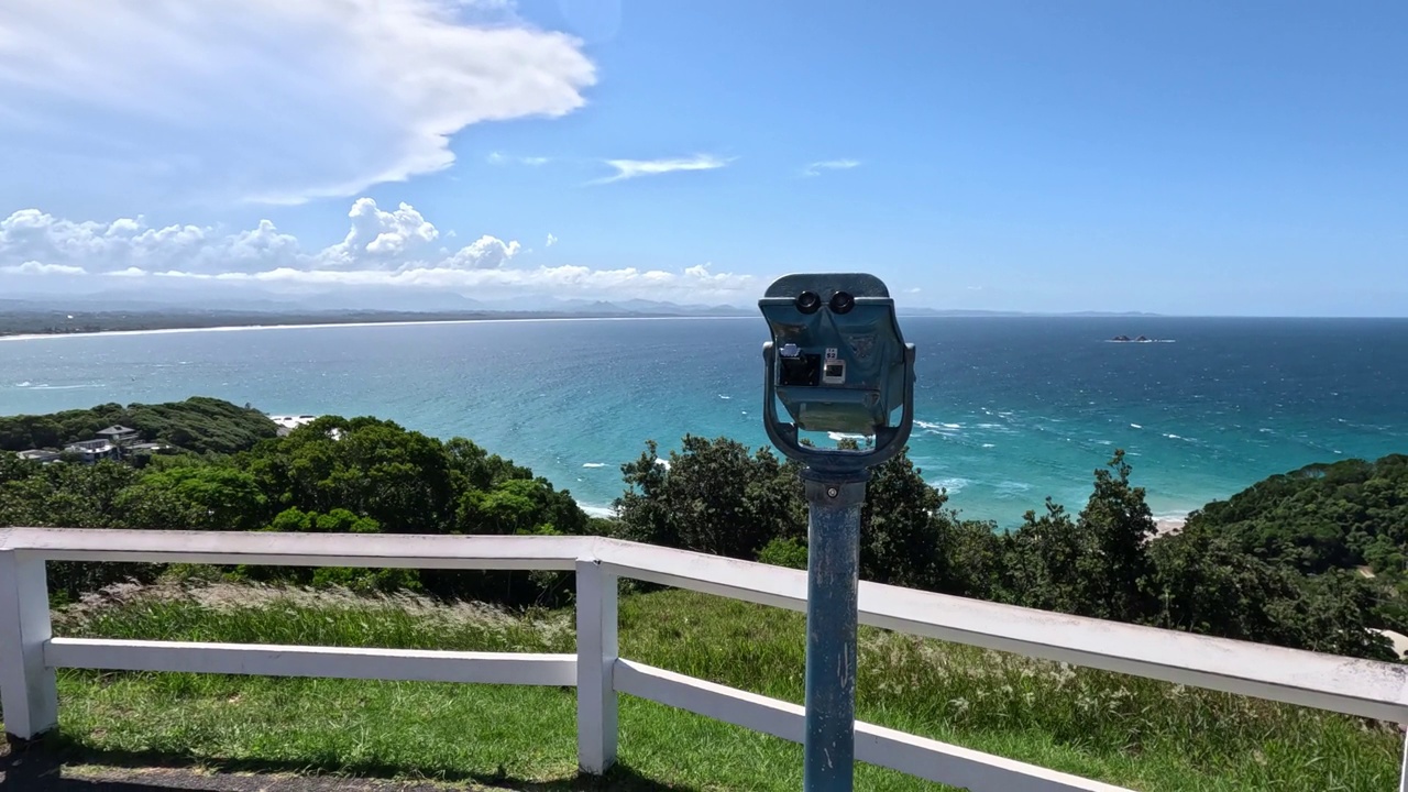 通过双筒望远镜观赏海景视频素材