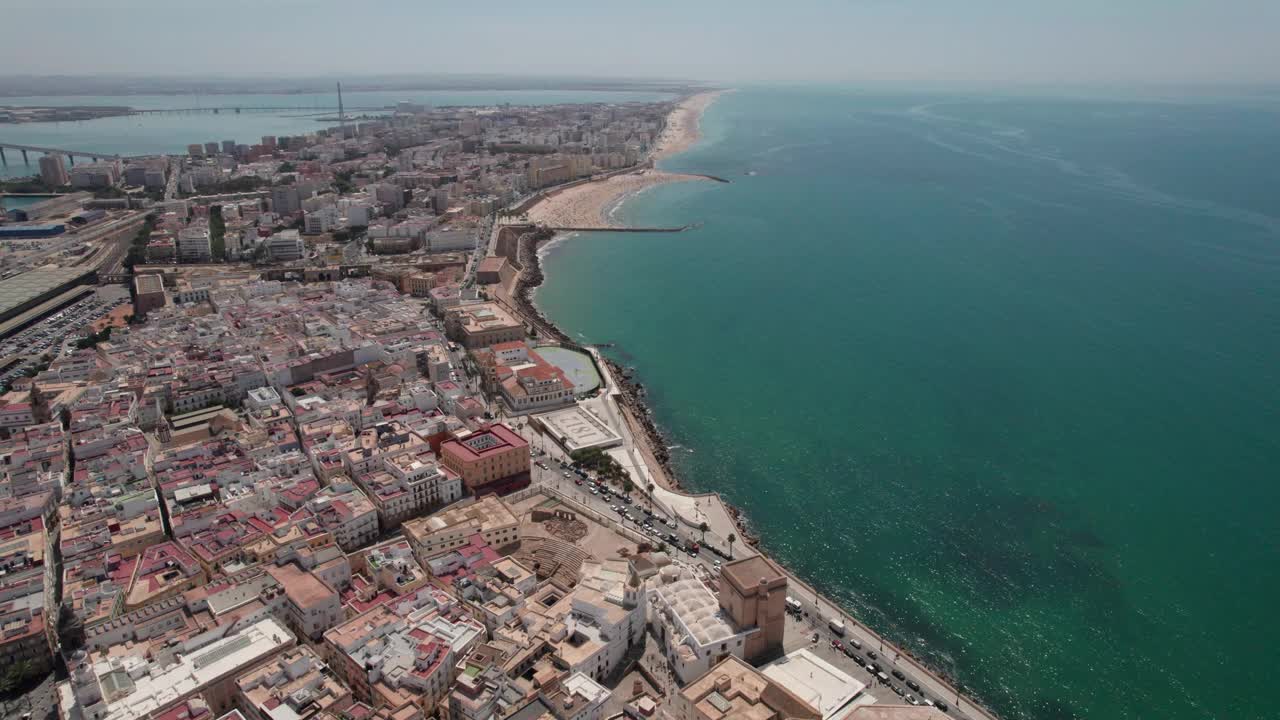 加的斯城市的航拍镜头，沿海地区和老城区，西班牙加的斯视频素材