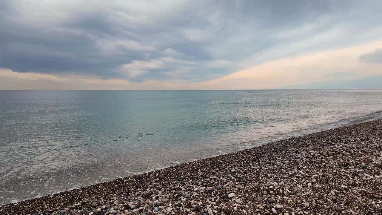 美丽的海岸线和多云的天空视频素材