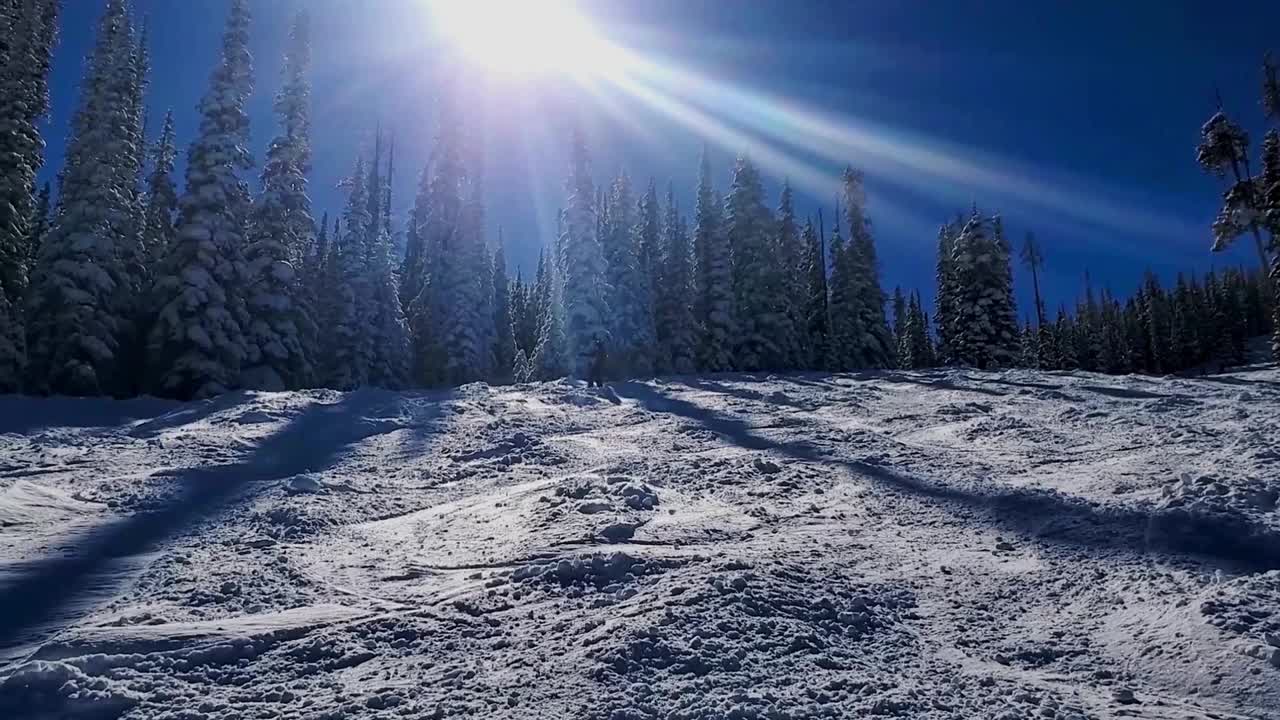 高级女滑雪者背后的太阳。视频下载