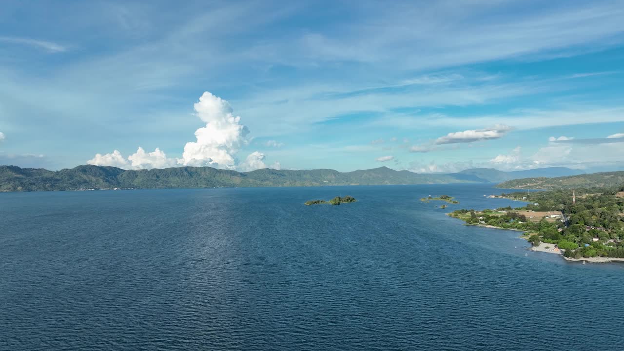 鸟瞰印尼苏门答腊岛多巴湖北海岸，云和平静的水面视频素材