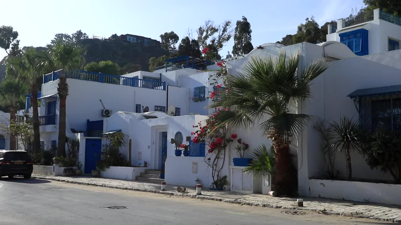 在晴朗的蓝天下，突尼斯Sidi Bou Said街上的白色和蓝色的传统房屋视频素材