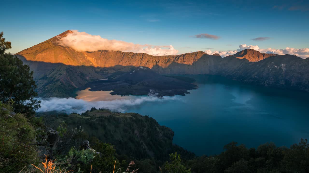 林贾尼火山是印度尼西亚第二高的火山，仅次于苏门答腊岛上的克里奇火山，它占据了相对较小的龙目岛的景观视频素材