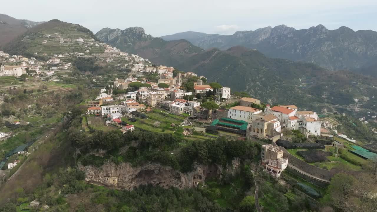 拉维罗，意大利，白天的山脉背景，鸟瞰图视频素材