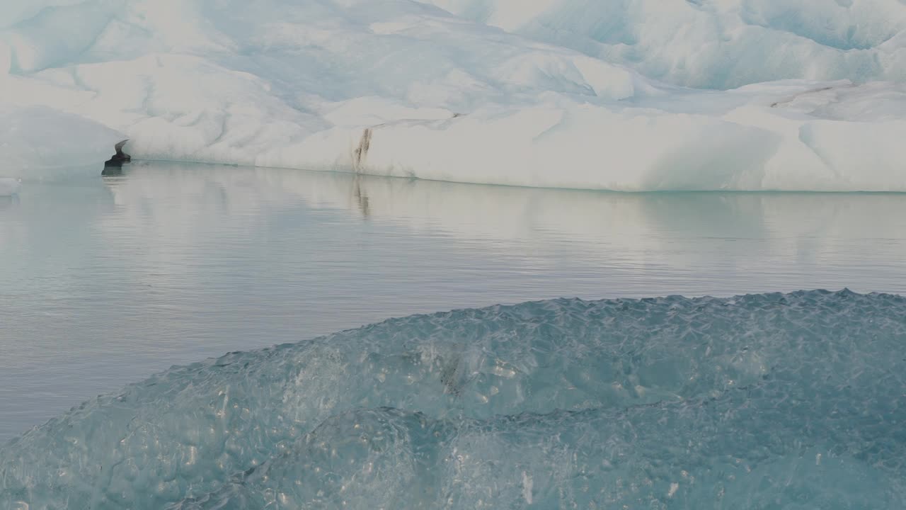 冰岛Jökulsárlón冰川泻湖冰川漂浮在冰冷的水中的特写视频素材