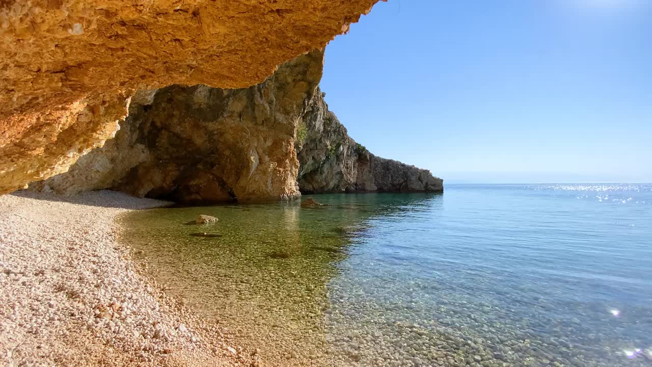 在田园诗般的海滩上享受夏日时光，沐浴阳光视频素材