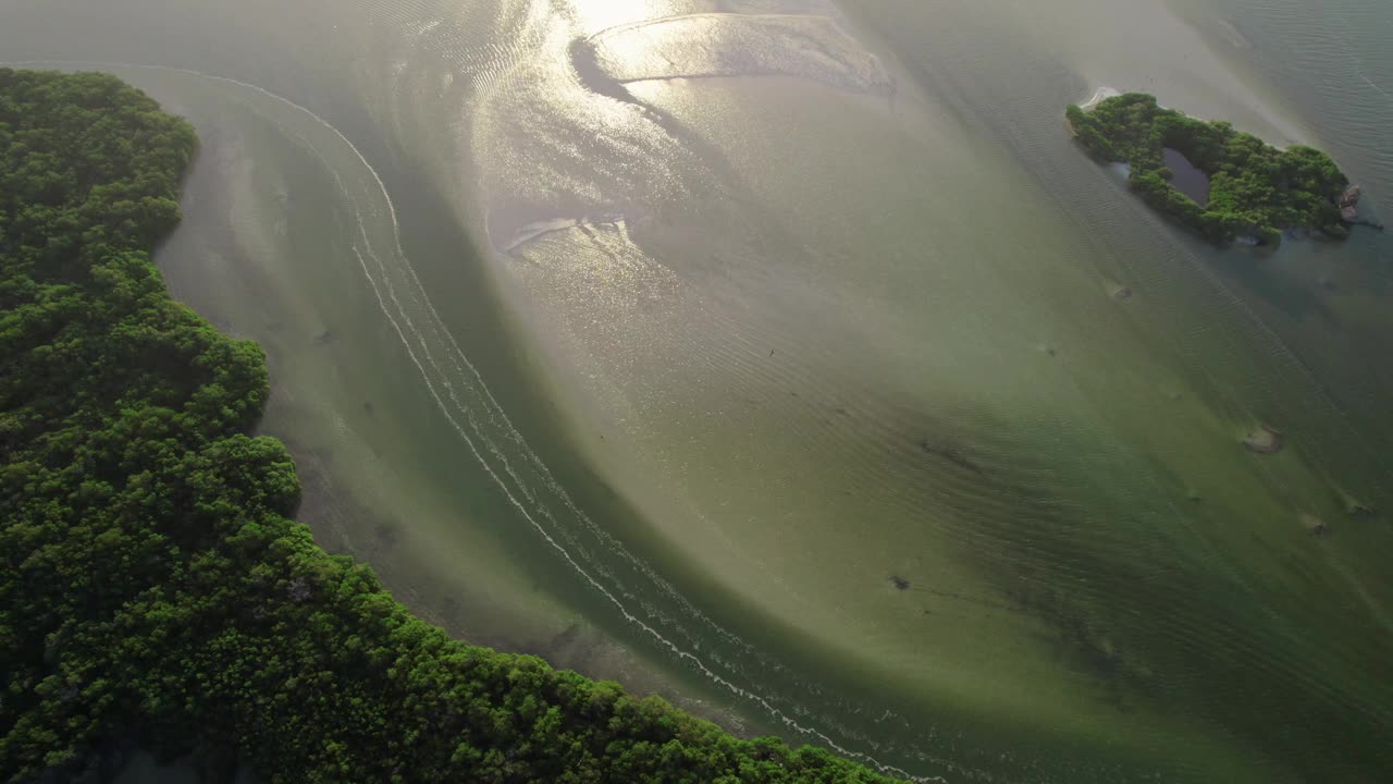 在Holbox浅滩水域的航拍，Holbox是墨西哥金塔纳罗奥州的一个岛屿，位于Yucatán半岛的北海岸。视频素材