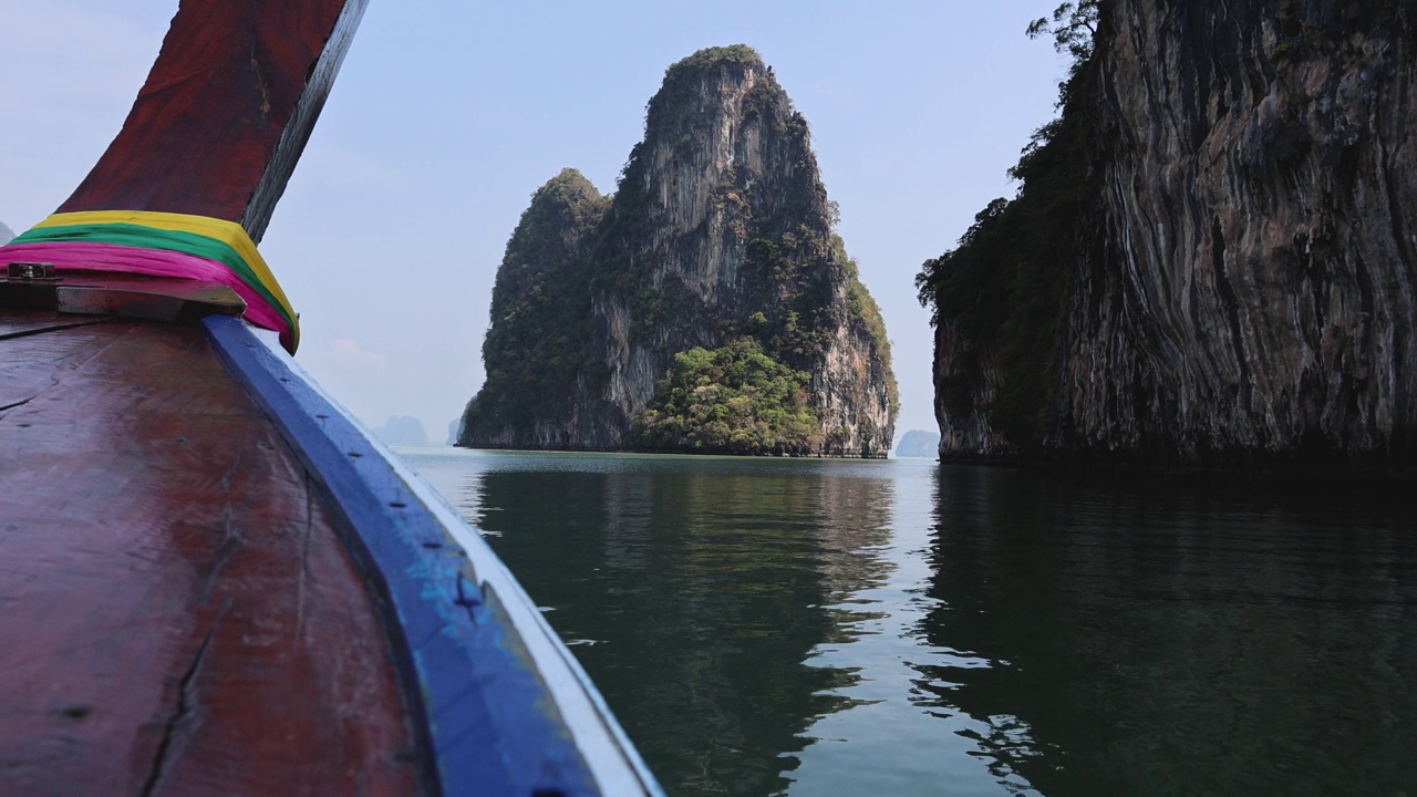 穿越石灰岩喀斯特的观光船之旅视频素材