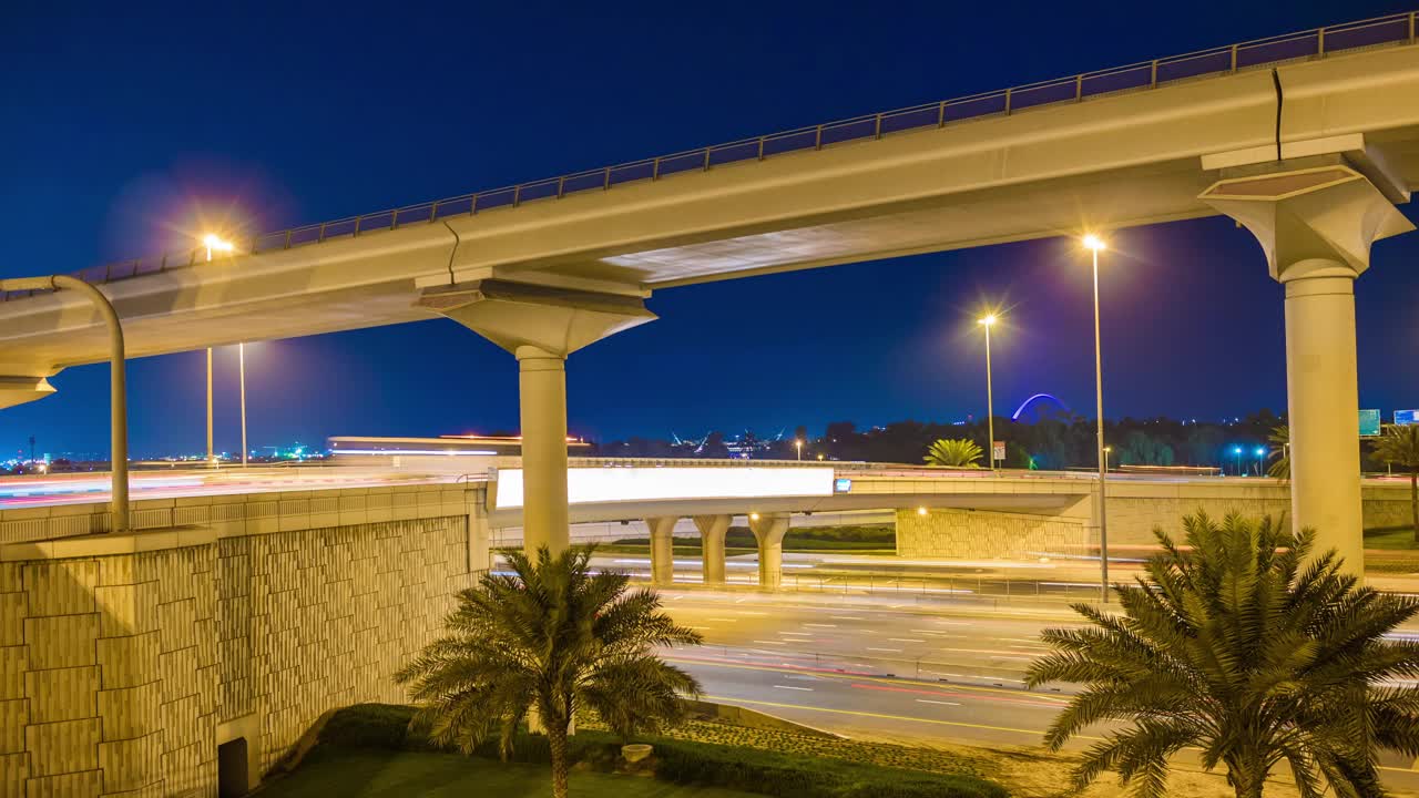 夜间照明迪拜市著名的交通道路地铁线路全景4k延时阿联酋视频素材