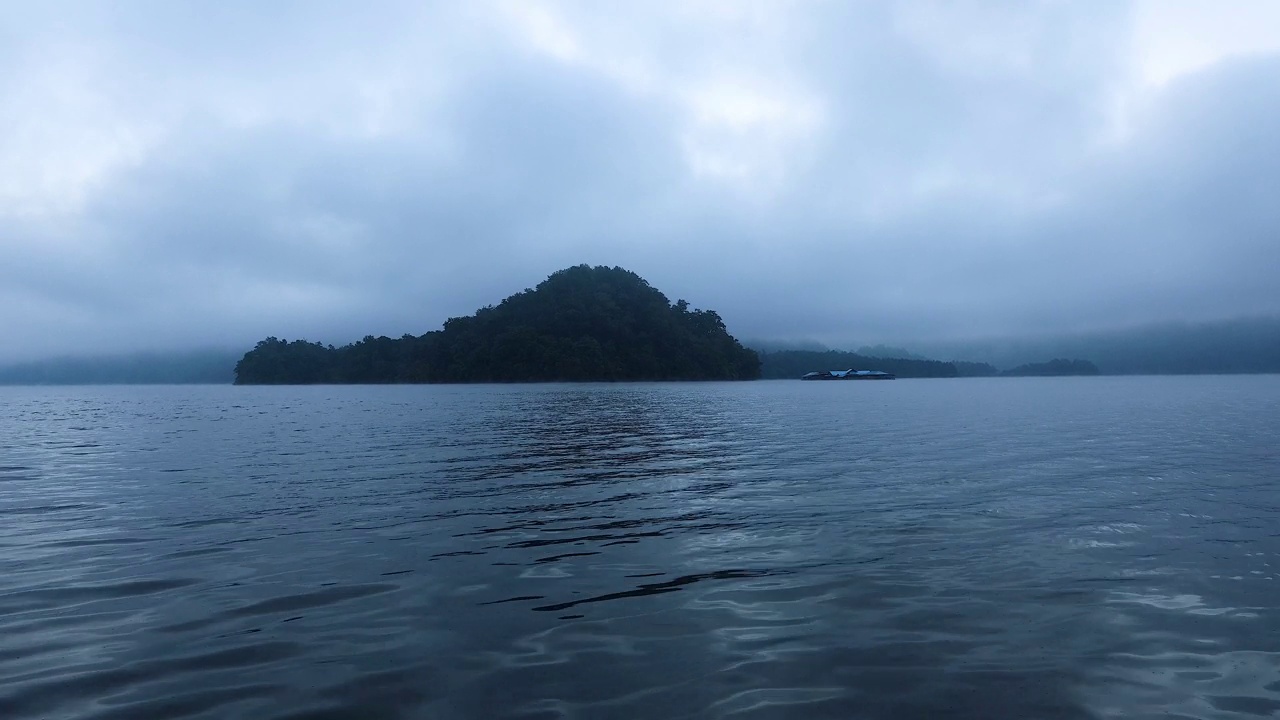 薄雾水域中的宁静岛屿视频素材