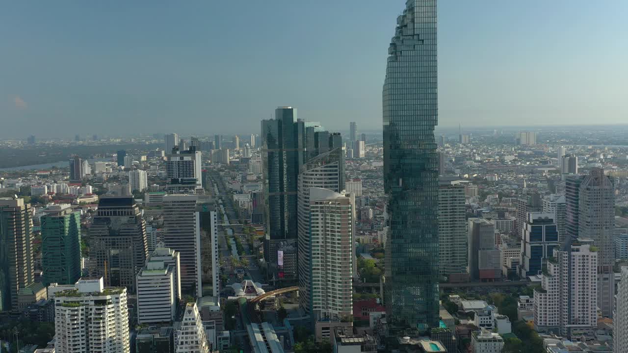 晴朗的一天飞越曼谷市中心著名的商业塔交通街航拍全景4k泰国视频素材