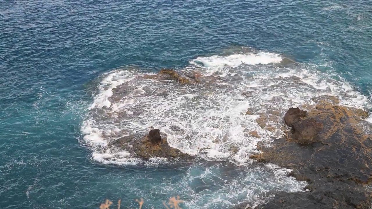 海水覆盖着海岸上露出地面的岩石视频素材