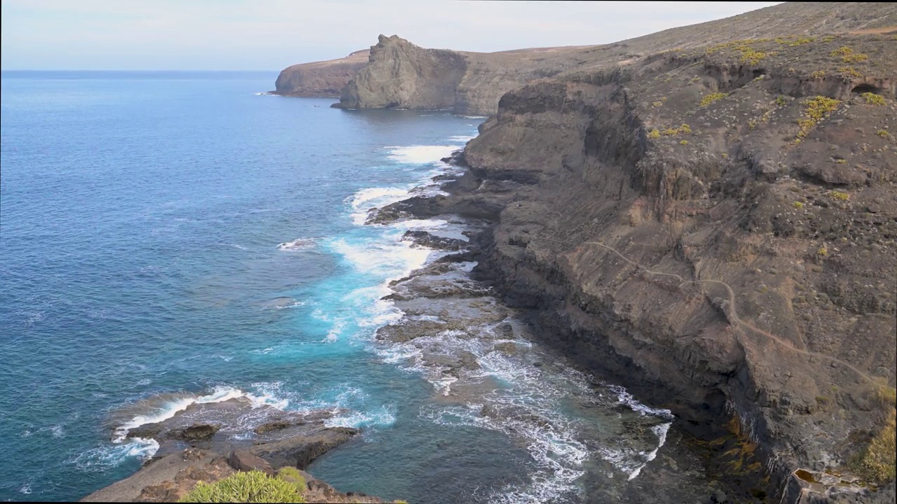 多岩石的海岸线和悬崖视频素材