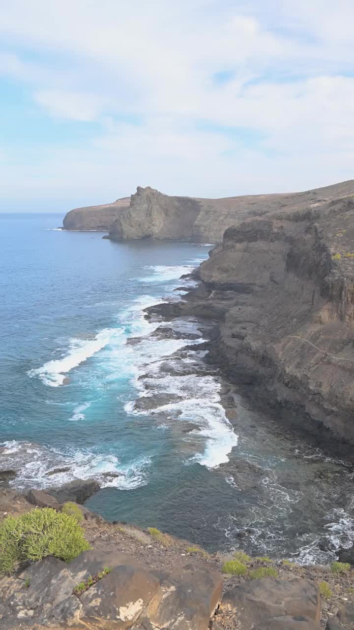 多岩石的海岸线和悬崖视频素材