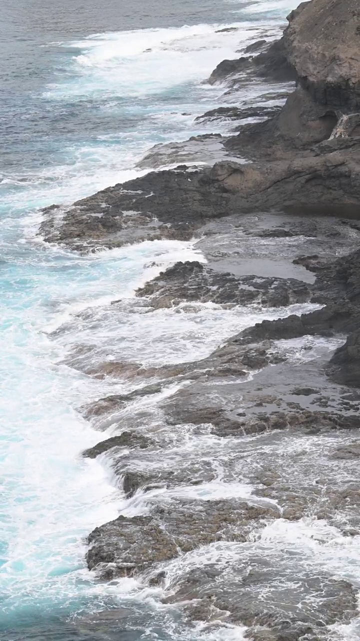 多岩石的海岸线视频素材