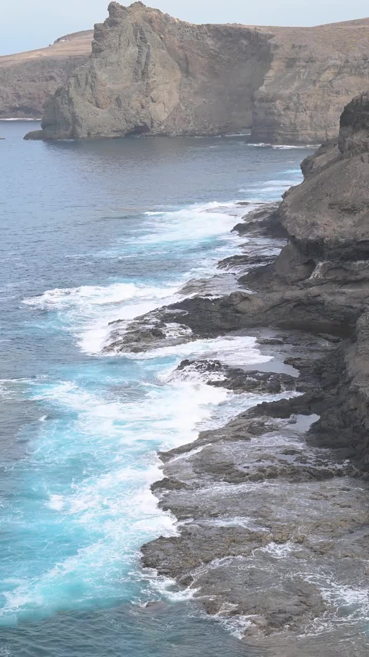 多岩石的海岸线和悬崖视频素材