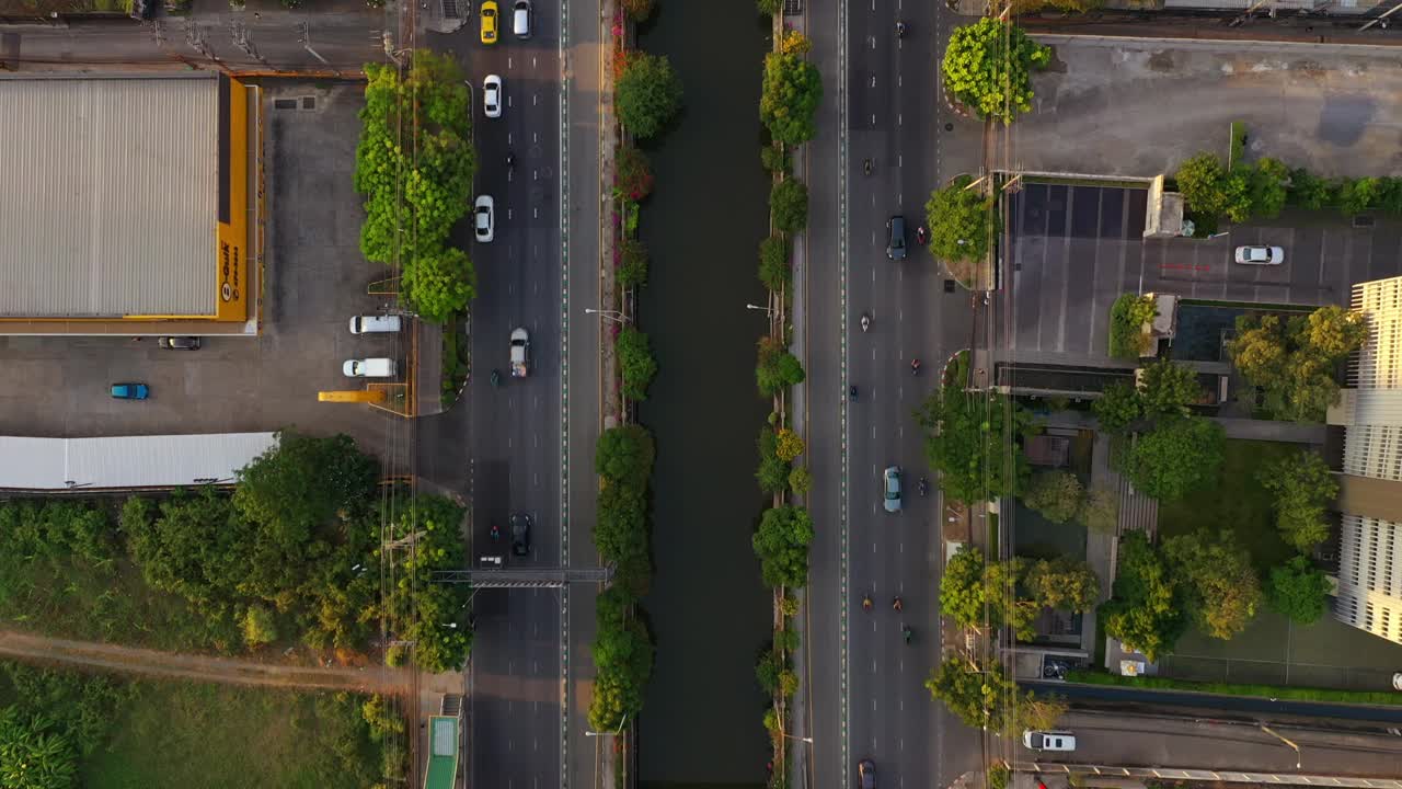 傍晚飞行在曼谷市中心的河流，市中心的交通街道空中俯瞰全景4k泰国视频素材