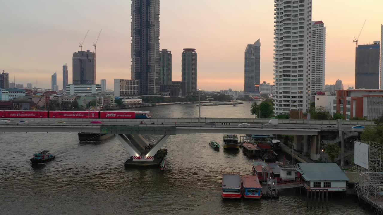 日落时分曼谷城市飞越河湾交通大桥航拍全景4k泰国视频素材