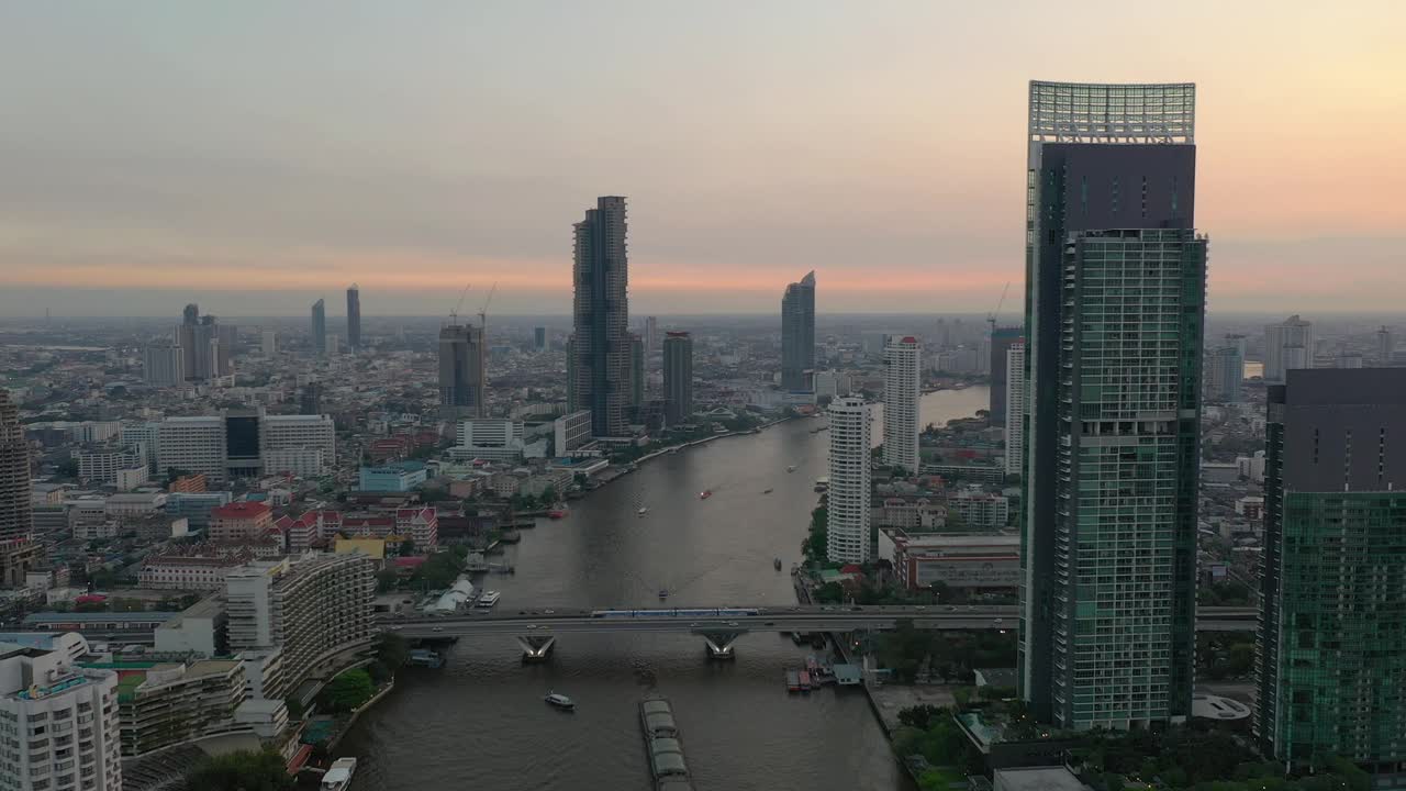 黄昏时分曼谷城市飞越河湾交通大桥航拍全景4k泰国视频素材