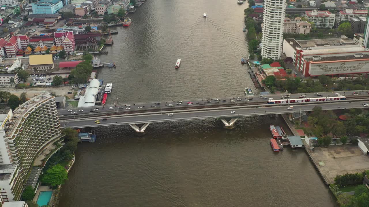 傍晚时分曼谷市中心河流交通大桥空中俯瞰全景4k泰国视频素材